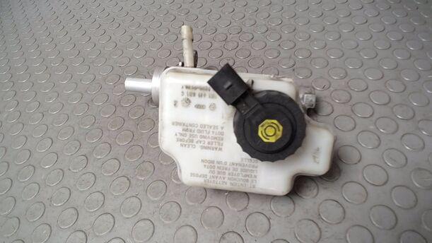 Foto: HAUPTBREMSZYLINDER eines VW Golf 1.4 Jeans
