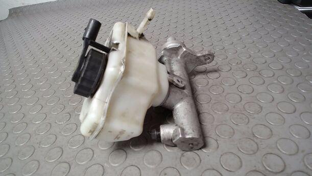 Foto: HAUPTBREMSZYLINDER eines VW Golf 1.4 Jeans