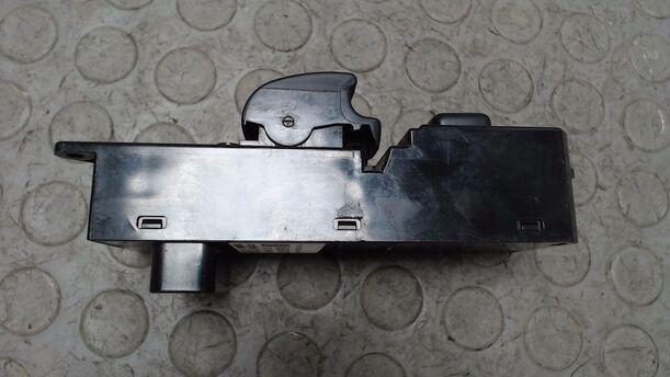 Foto: FENSTERHEBERSCHALTER VORN LINKS eines Mitsubishi Colt CZ3 1.3 255 541/Z24