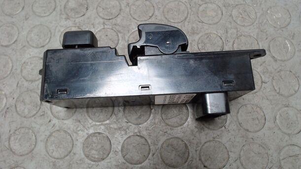 Foto: FENSTERHEBERSCHALTER VORN LINKS eines Mitsubishi Colt CZ3 1.3 255 541/Z24
