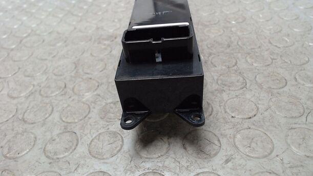 Foto: FENSTERHEBERSCHALTER VORN LINKS eines Mitsubishi Colt CZ3 1.3 255 541/Z24