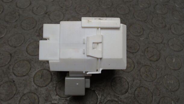 Foto: RELAISKASTEN / SICHERUNGSKASTEN eines Mitsubishi Colt CZ3 1.3 255 541/Z24