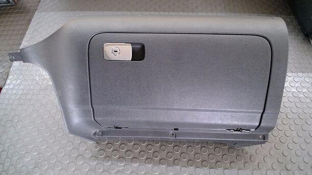 Foto: HANDSCHUHFACH eines VW Golf 1.4 255 541/Z24