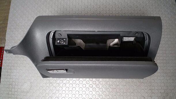 Foto: HANDSCHUHFACH eines VW Golf 1.4 255 541/Z24