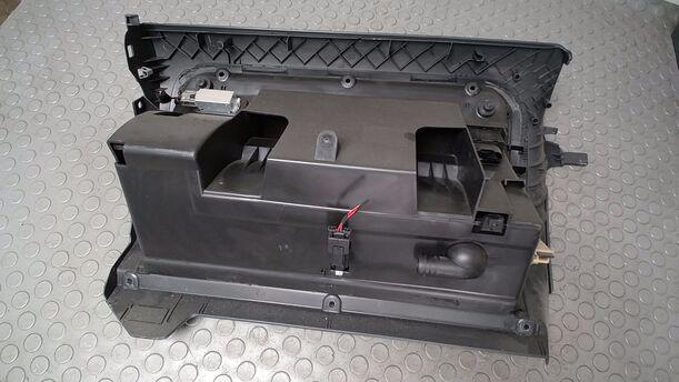 Foto: HANDSCHUHFACH eines VW Golf 1.4 255 541/Z24