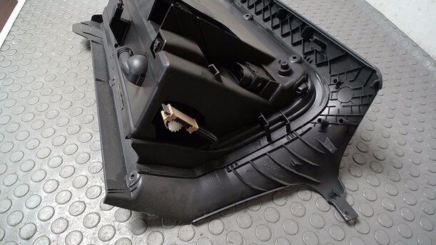 Foto: HANDSCHUHFACH eines VW Golf 1.4 255 541/Z24