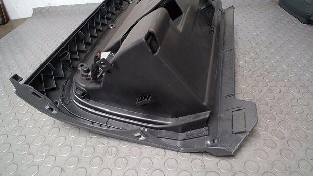 Foto: HANDSCHUHFACH eines VW Golf 1.4 255 541/Z24