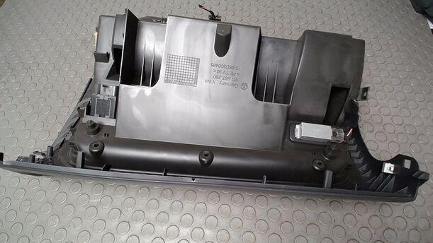 Foto: HANDSCHUHFACH eines VW Golf 1.4 255 541/Z24