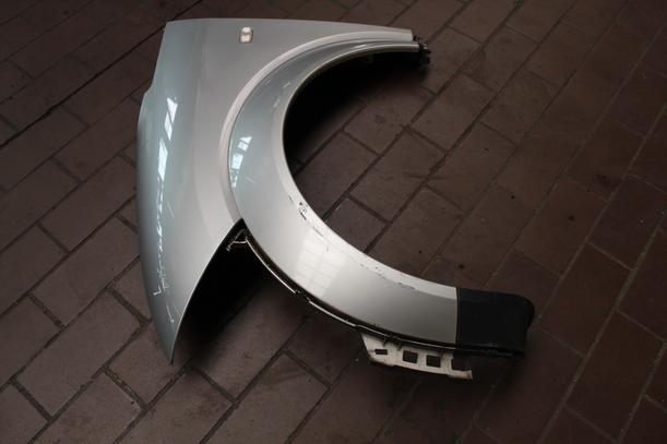 Foto: KOTFLÜGEL LINKS eines Audi A2 1.4 255 592/Z24