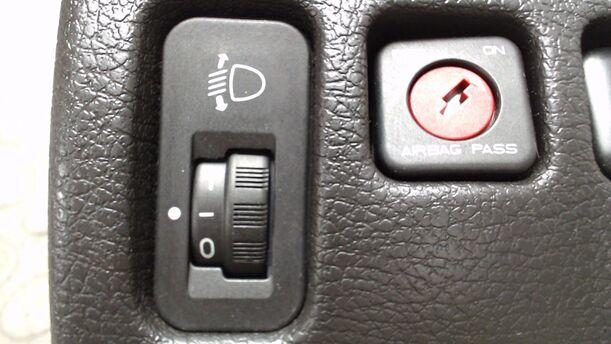 Foto: LEUCHTWEITENREGULIERUNG / SITZHEIZUNHG / ESP eines Peugeot 206 CC 110 GLX