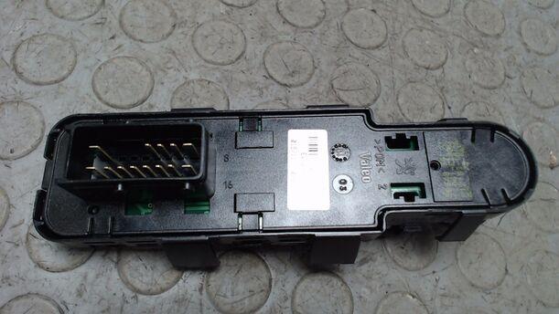 Foto: FENSTERHEBERSCHALTER VORN LINKS eines Peugeot 207 95 VTi SLX