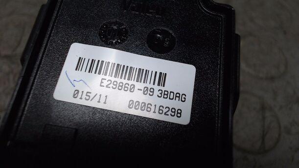 Foto: FENSTERHEBERSCHALTER VORN LINKS eines Peugeot 207 95 VTi SLX