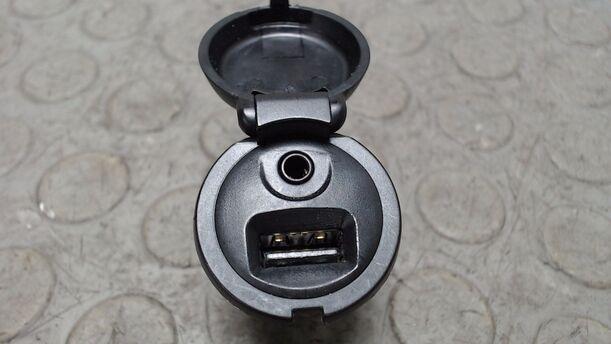 Foto: USB / AUX ANSCHLUSS eines Peugeot 207 95 VTi SLX