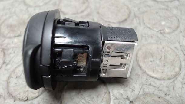 Foto: USB / AUX ANSCHLUSS eines Peugeot 207 95 VTi SLX