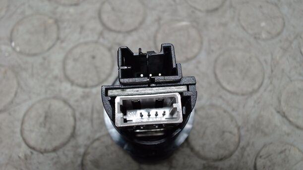 Foto: USB / AUX ANSCHLUSS eines Peugeot 207 95 VTi SLX