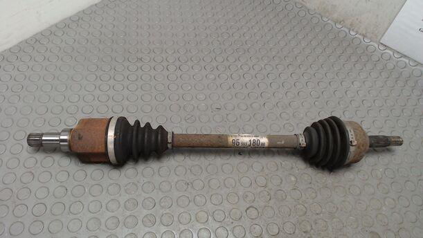 Foto: ANTRIEBSWELLE VORN LINKS eines Peugeot 207 95 VTi Cosmo