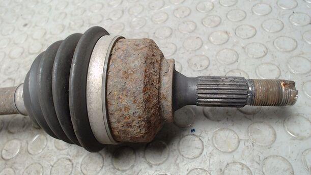 Foto: ANTRIEBSWELLE VORN LINKS eines Peugeot 207 95 VTi Cosmo