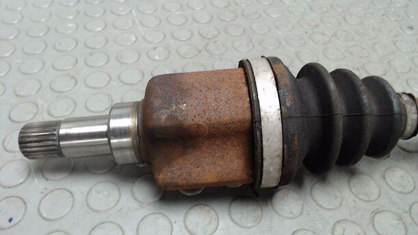 Foto: ANTRIEBSWELLE VORN LINKS eines Peugeot 207 95 VTi Cosmo