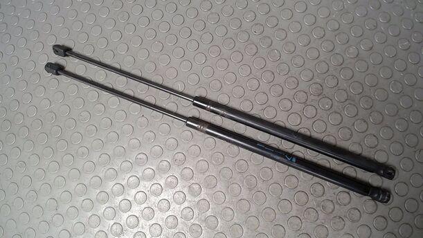 Foto: HECKKLAPPENDÄMPFERPAAR ( 2/3 TÜRER ) eines Opel Corsa 1.2 16V