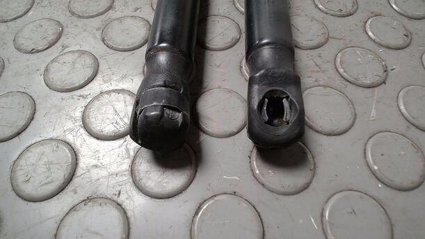 Foto: HECKKLAPPENDÄMPFERPAAR ( 2/3 TÜRER ) eines Opel Corsa 1.2 16V