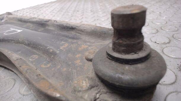 Foto: QUERLENKER VORN RECHTS (17mm Traggelenk) eines VW GOLF L