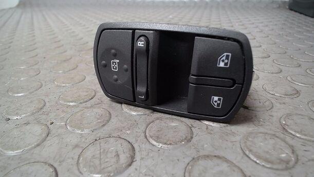 Foto: FENSTERHEBERSCHALTER eines Opel Corsa 1.2 16V
