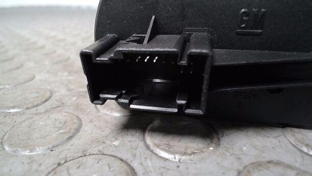 Foto: FENSTERHEBERSCHALTER eines Opel Corsa 1.2 16V