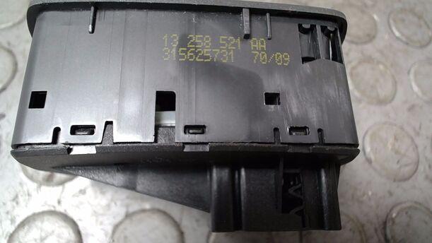 Foto: FENSTERHEBERSCHALTER eines Opel Corsa 1.2 16V