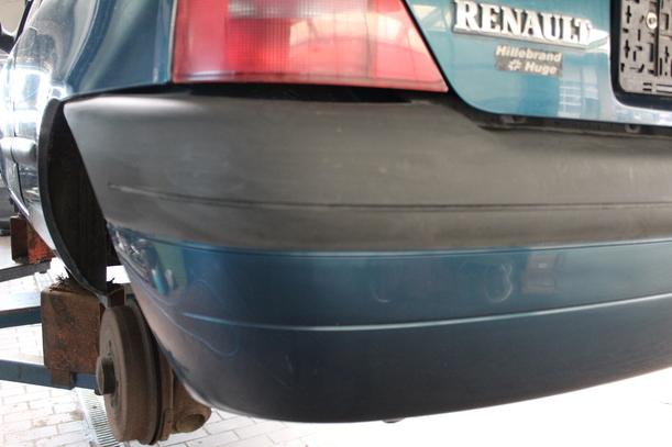 Foto: STOSSFÄNGER / STOßSTANGE HINTEN ( VOR FACELIFT ) eines Renault Clio 1.2