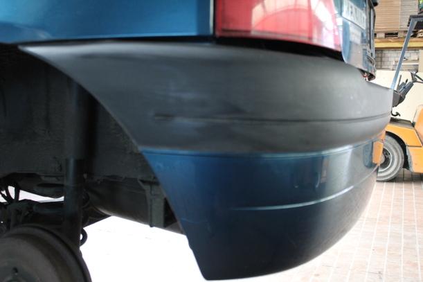 Foto: STOSSFÄNGER / STOßSTANGE HINTEN ( VOR FACELIFT ) eines Renault Clio 1.2