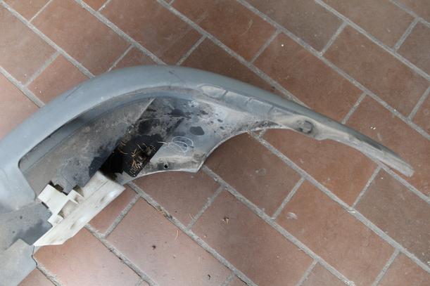 Foto: STOSSFÄNGER / STOßSTANGE HINTEN ( VOR FACELIFT ) eines Renault Clio 1.2
