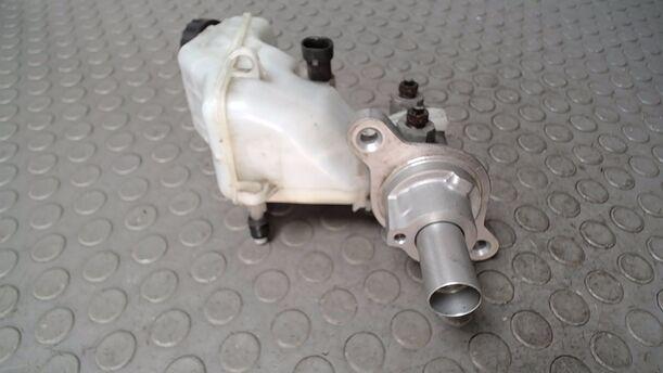 Foto: HAUPTBREMSZYLINDER eines Opel Corsa 1.2 16V