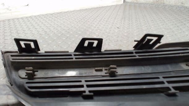 Foto: KÜHLERGRILL LINKS eines Nissan Micra 1.2