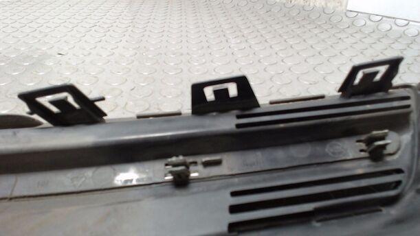 Foto: KÜHLERGRILL RECHTS eines Nissan Micra 1.2