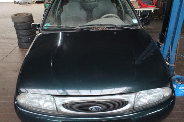 Foto: MOTORHAUBE ( vor Facelift) eines Ford Fiesta