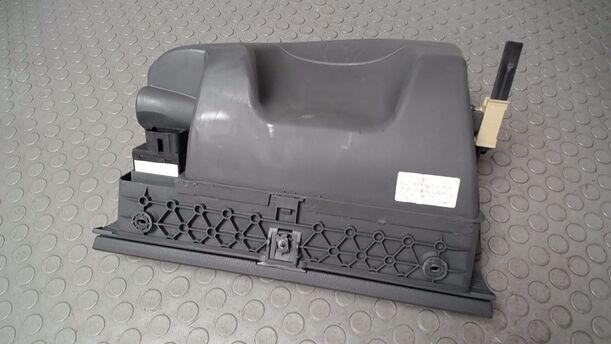 Foto: HANDSCHUHFACH eines Opel Corsa 12V