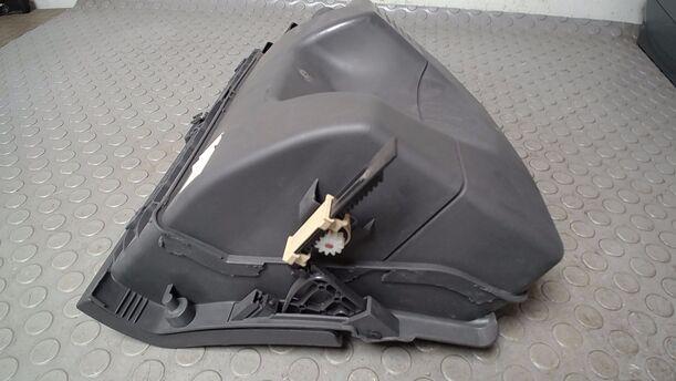 Foto: HANDSCHUHFACH eines Opel Corsa 12V