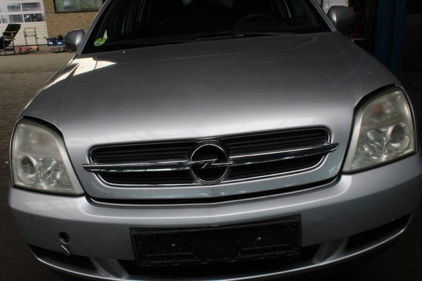 Foto: MOTORHAUBE ( VOR FACELIFT ) eines Opel Vectra 2.0 DTI Caravan
