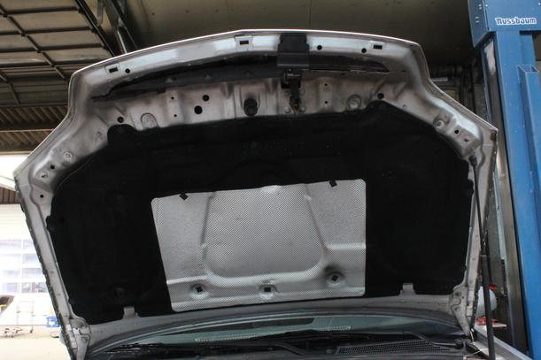 Foto: MOTORHAUBE ( VOR FACELIFT ) eines Opel Vectra 2.0 DTI Caravan