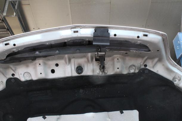 Foto: MOTORHAUBE ( VOR FACELIFT ) eines Opel Vectra 2.0 DTI Caravan