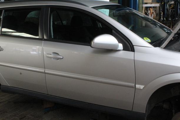 Foto: TÜR VORN RECHTS eines Opel Vectra 2.0 DTI Caravan