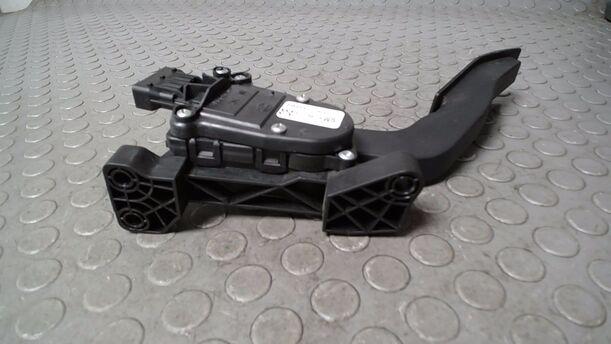 Foto: GASPEDAL eines Opel Vectra 2.0 DTI Caravan