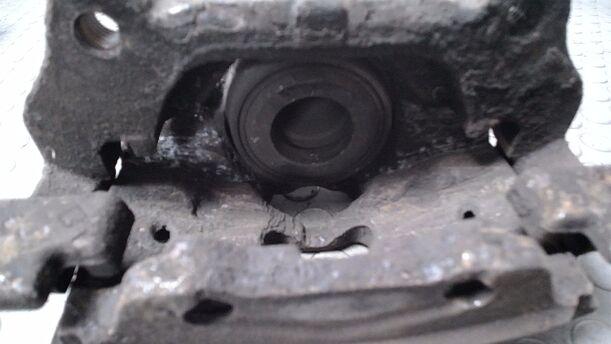Foto: BREMSSATTEL VORN LINKS eines Opel Vectra 2.0 DTI Caravan