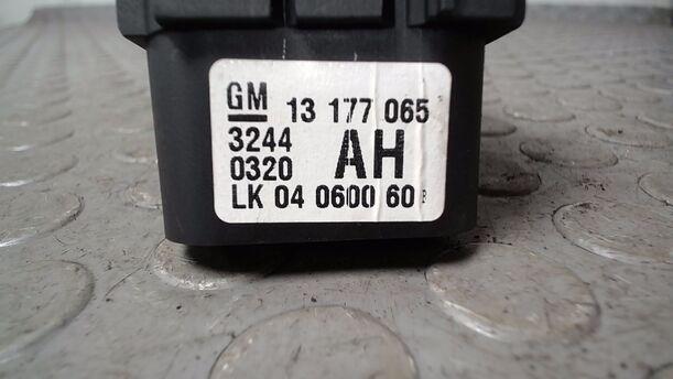 Foto: LICHTSCHALTER eines Opel Vectra 2.0 DTI Caravan GL