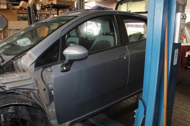 Foto: TÜR VORN LINKS eines Fiat Punto 1.2 8V GL