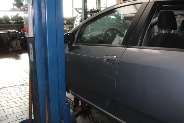 Foto: TÜR VORN LINKS eines Fiat Punto 1.2 8V GL