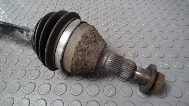 Foto: ANTRIEBSWELLE LINKS eines Opel Vectra 2.0 DTI Caravan GL