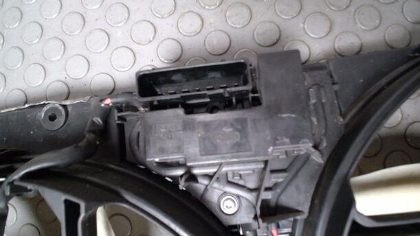 Foto: ELEKTROLÜFTER eines Opel Vectra 2.0 DTI Caravan GL