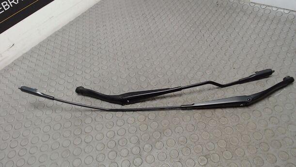 Foto: SCHEIBENWISCHERARME VORN eines Fiat Punto 1.2 8V GL