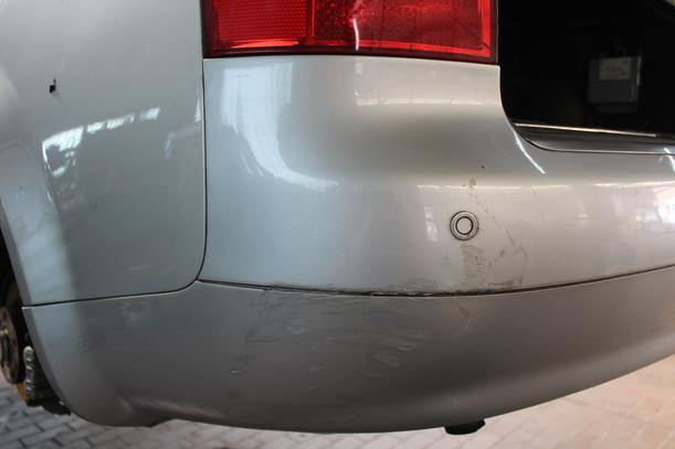 Foto: STOSSFÄNGER / STOßSTANGE HINTEN eines Audi A4 Avant 2.5 TDI GL